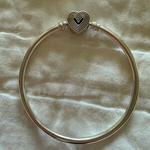 Pandora Radiating Heart Clasp Bangle
Sterling silver 6.5